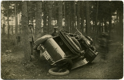 Liiklusõnnetus - teelt välja sõitnud sõiduauto Chevrolet, tagaosa  similar photo