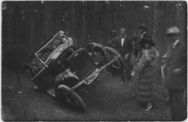 Liiklusõnnetus - teelt välja sõitnud sõiduauto Chevrolet, esiosa