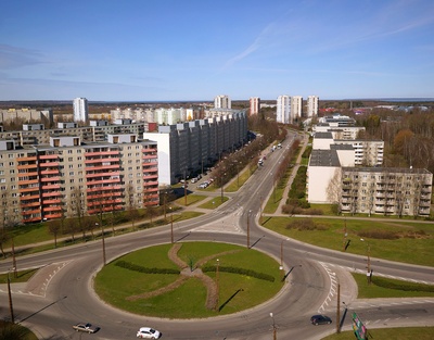 Väike-Õismäe elamurajoon Tallinnas, vaade ringristmikule ja hoonestusele rephoto