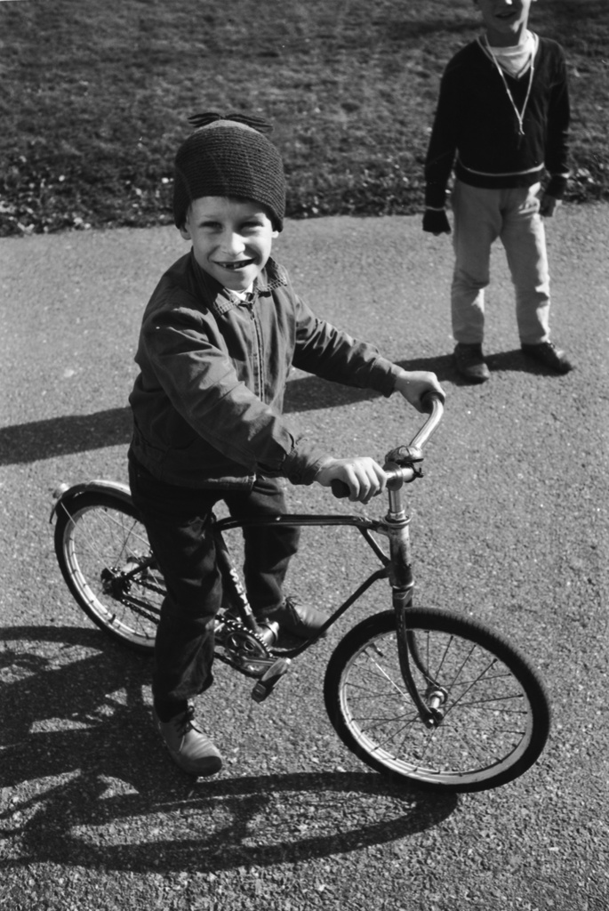 Prinsessantie 4. Poika polkupyörän kanssa Prinsessantie 4:n pihapiirissä.