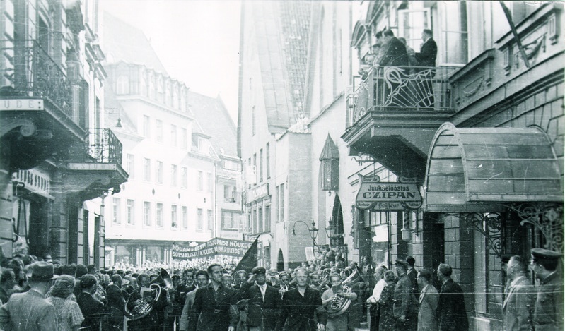 Demonstratsioon Tallinnas: demonstrandid Nõukogude saatkonna ees 1940.a.