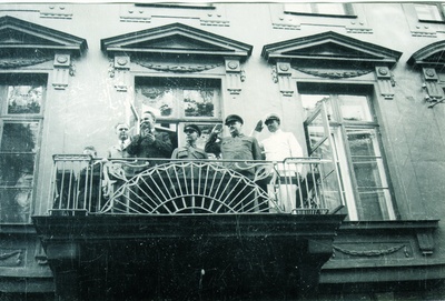 Miiting Tallinnas Vabaduse väljakul: Andrei Ždanov koos saatkonna töötajatega Pika tänava rõdul demonstrante tervitamas. 1940.a.  similar photo