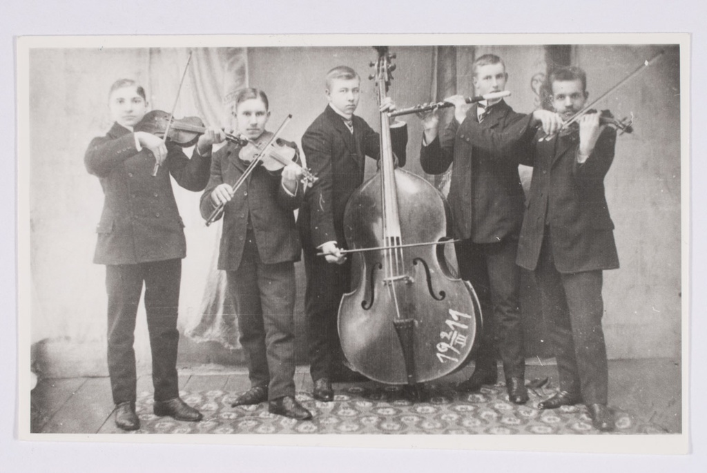 Põltsamaa keelpillikorkester 1911.a. Kontrabassiga Aleksander Virro (Viru).