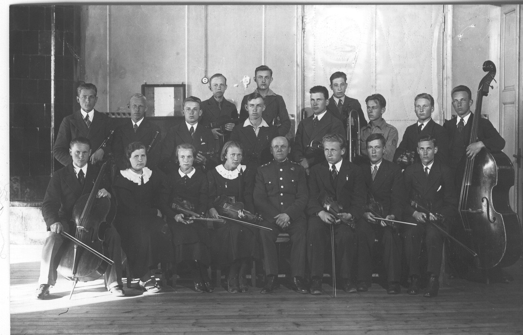 Foto. Võru Ühisgümnaasiumi keelpilliorkester 1930.aastatel Eduard Tamme juhatusel.