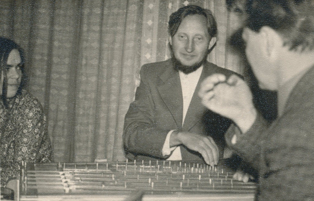 Foto. Kandlemeister Ilmar Kukk. 1970- nd a. kannelt mängimas.