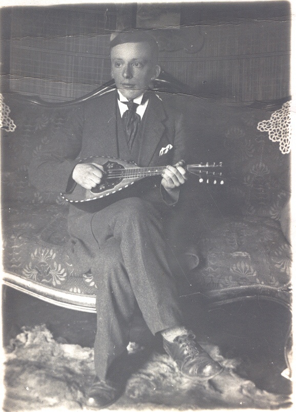 Foto August Plaks mandoliiniga 1916.a.