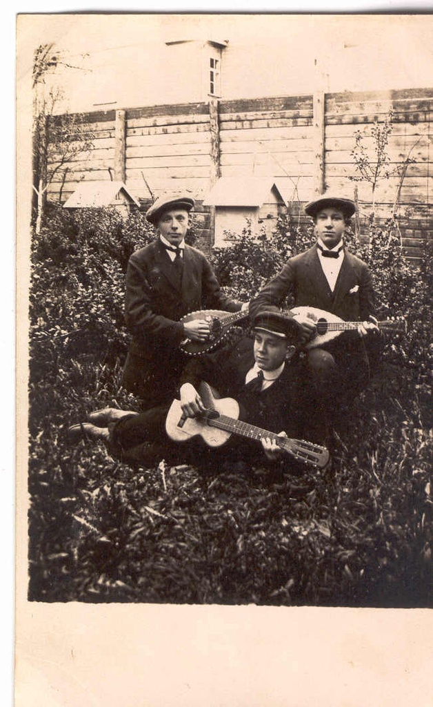 Foto Tartu pillimehed  1916.aastal.Vasakul mandoliini mängib August Plaks.