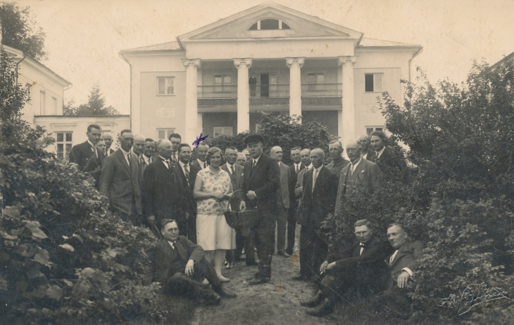 Foto.Võrumaa volikogu ja valitsuse liikmed külaskäigul Väimela põllutöökoolis 1935.a.