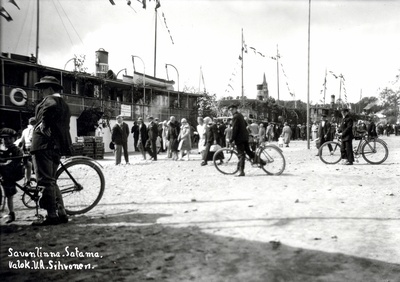 Satamalaituria juhannuksena.	Harbor pier in Midsummer  duplicate photo