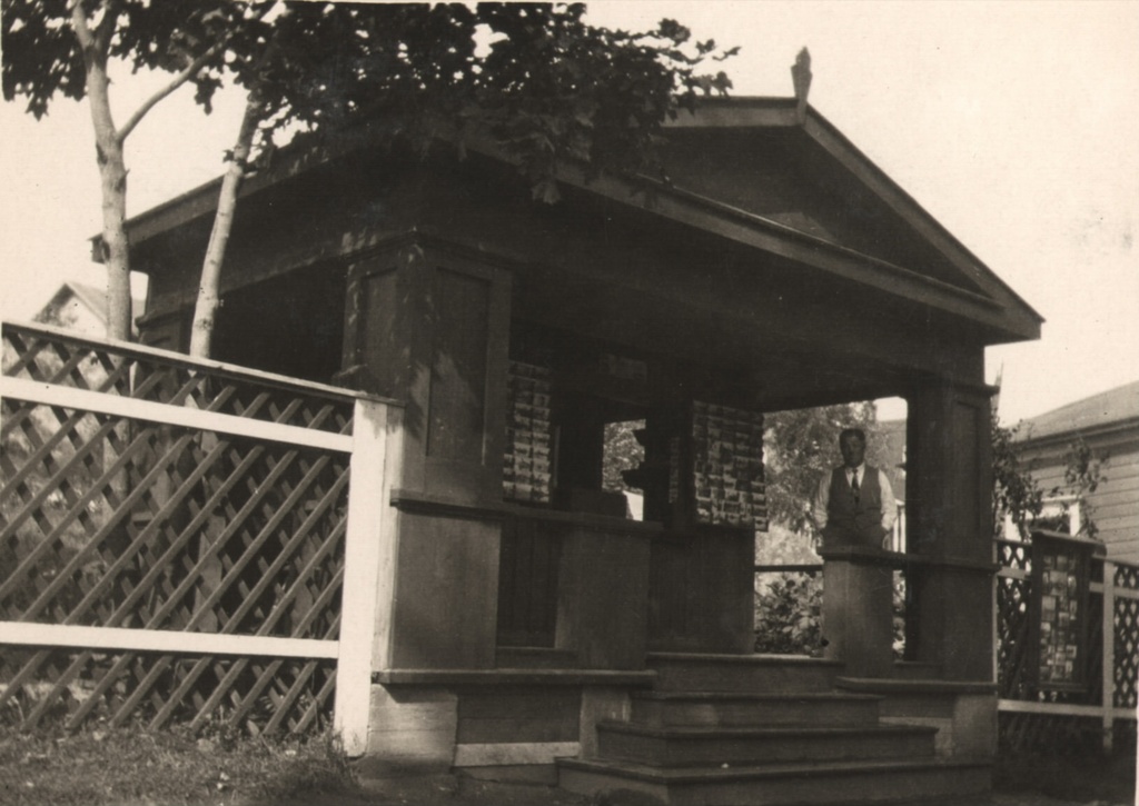 Linnankatu 7 virvoke- ja matkamuistokioski.	Linnankatu 7 kiosk