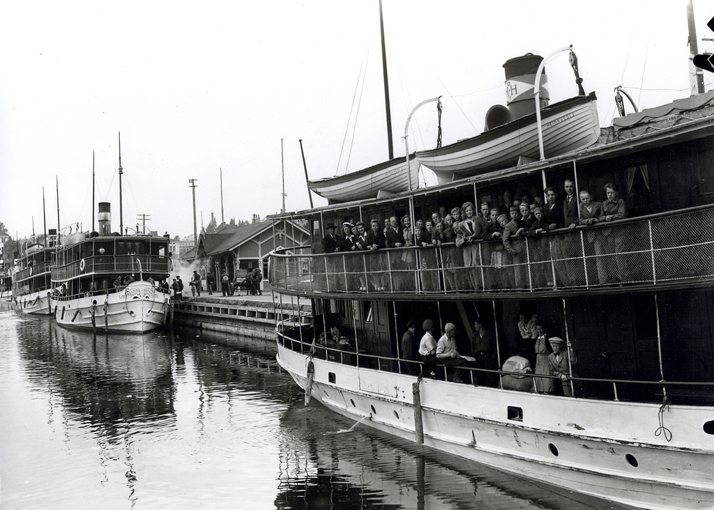Matkustajasatamassa höyrylaivat "S/s Heinävesi" ja  "S/s Savonlinna". Taustalla vanha matkustajapaviljonki. 1920-luku–1930-luku. Savonlinna harbor with steam boats