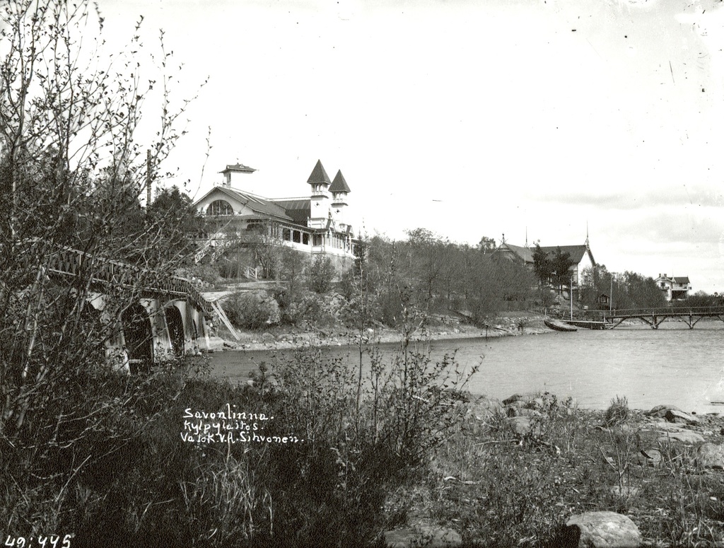Verkkosaaren silta, Kylpylaitos, "Vanha Kasino", Suruton. Kuvattu Verkkosaaresta. . Verkkosaari bridge, Baths, Old Casino, Suruton