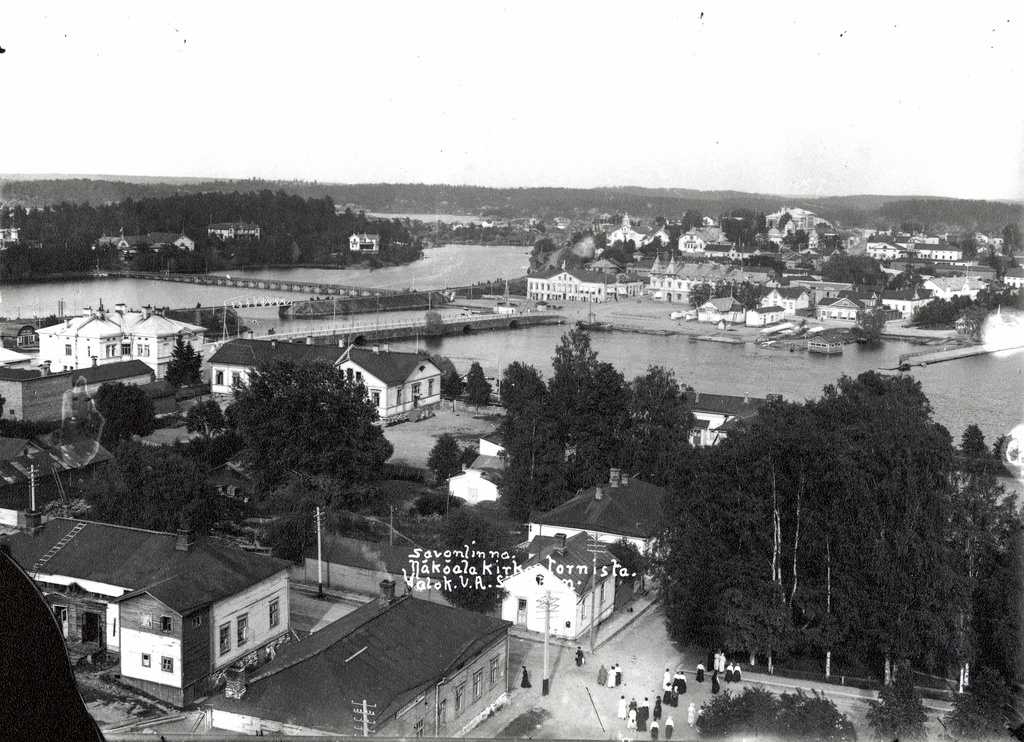 Näkymä kirkon tornista itään. Etualalla Kirkkokadun ja Puistokadun rakennuksia. Taustalla Kylpylaitos, Haapasalmen rautatiesilta, Pitkäsilta ja I kaupunginosaa. 1908. View East from Savonlinna Church tower