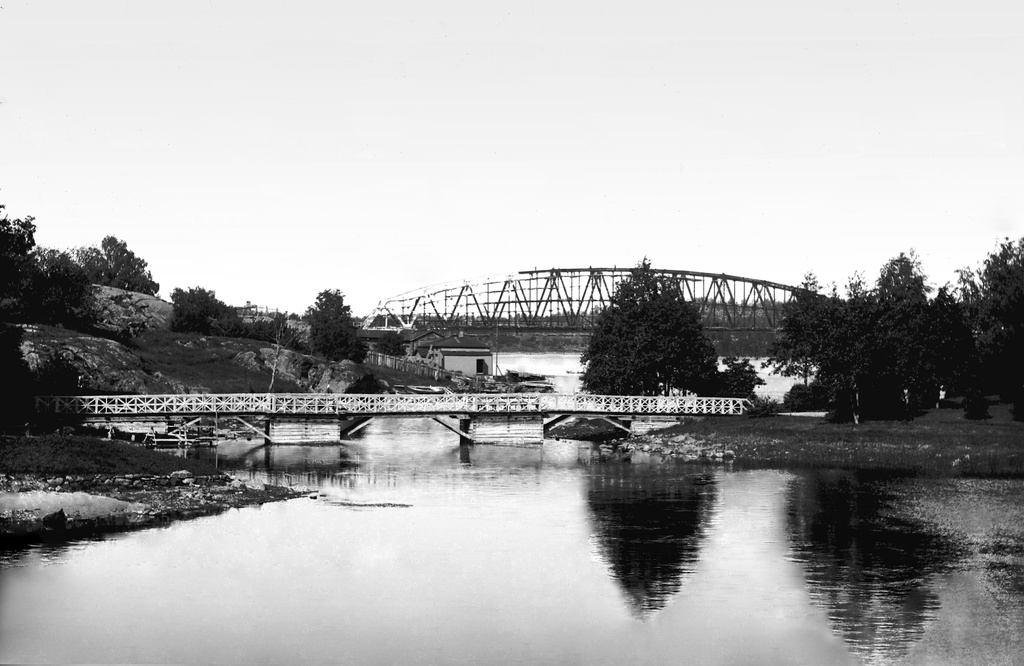 Näkymä Riihisaaresta koilliseen. Etualalla puuarkkuinen Tallisaaren silta, jonka taustalla Kyrönsalmen rautatiesilta. 1908–1920-luku. View north from Riihisaari