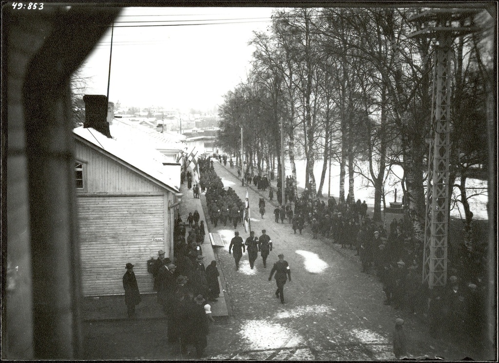 Suojeluskuntalaiset marssivat Sotilaspojankatua länteen. 1930-luku. White Guard marching along Sotilaspojankatu