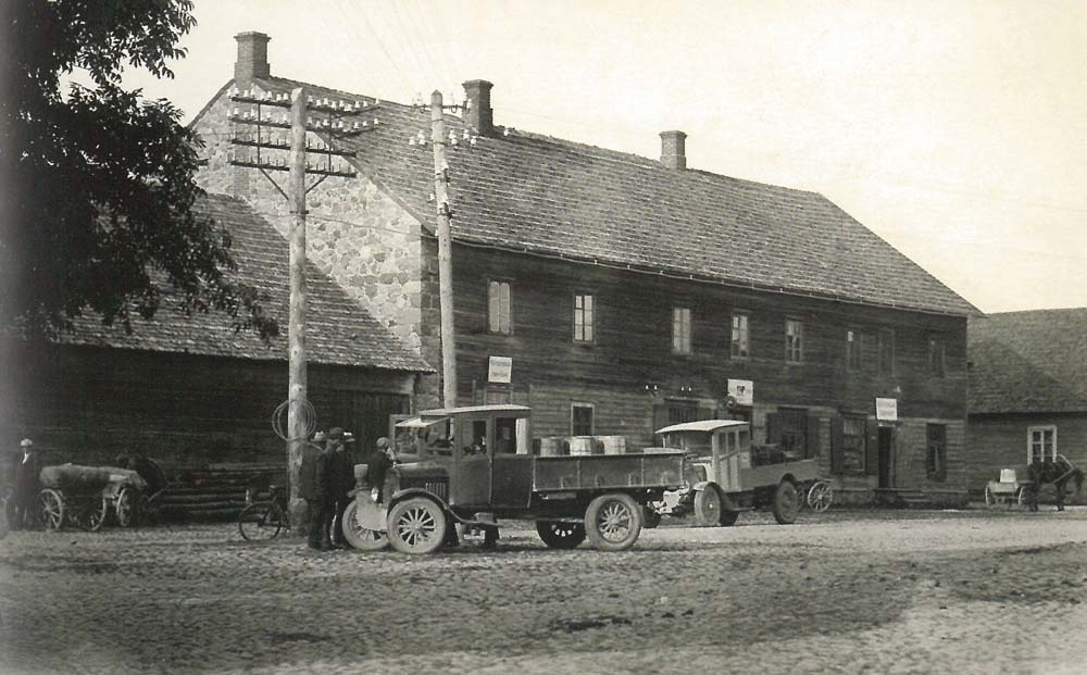 Trucks in Suur-Jaanis in front of Kösti's house, in front of Ford TT
