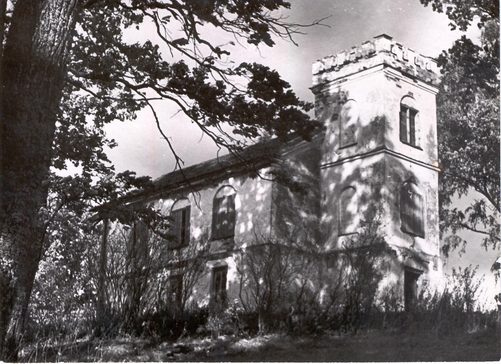 Foto. Endine Urvaste mõisa härrastemaja.