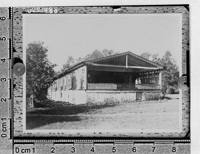 Einmanni mõis (Korps), härrastemaja ots lahtise rõduga. J. - Jaani khk