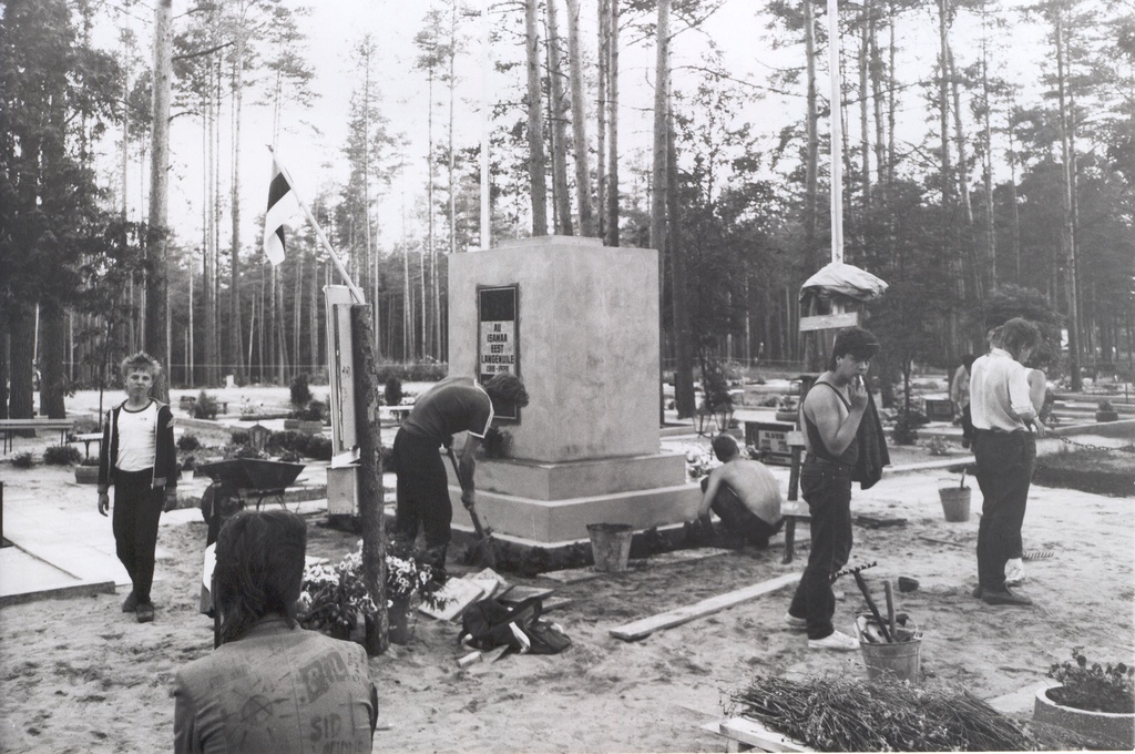 Foto. Võru Vabadussõjas langenute samba taastamistööde lõpetamine 1988.a juunis