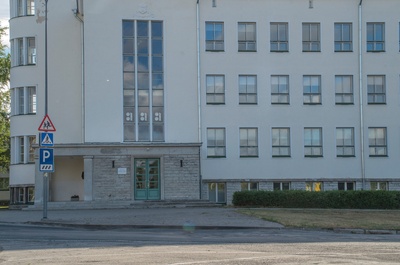 Kooli puhkpilliorkester Rakvere 1. Keskkooli ees rephoto