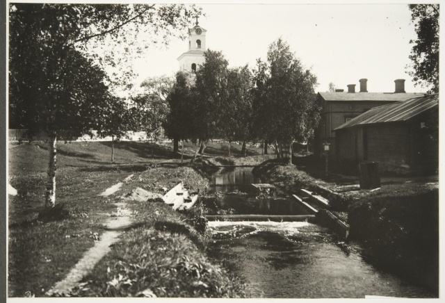 The river cracks, behind the Holy Cross Church