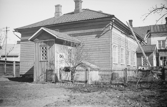 The south end of the Pinnala wooden residential building, the kitchen cup and the outdoor door of the basement from the garden