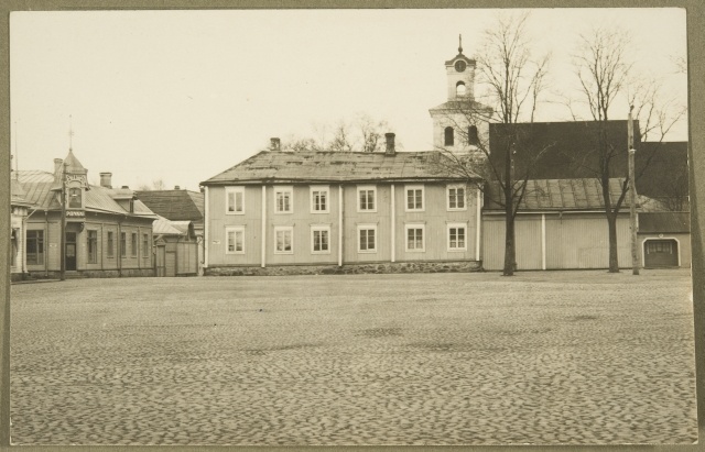 Tori, back in the middle. The house of so-called Bartram
