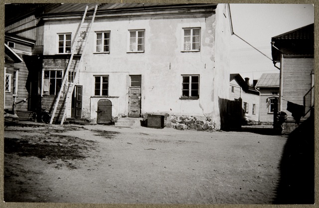 Pinnala stone building (centre) Garden, vas. Wooden residential building, right. Former salt sauce