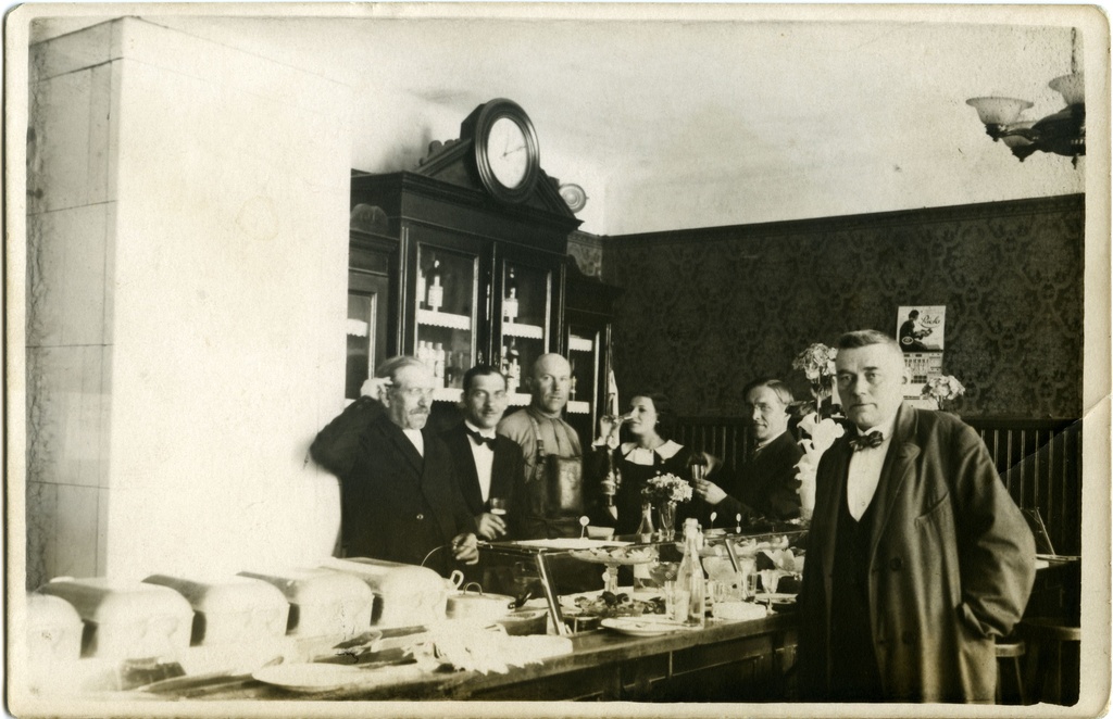 Puhvet Maarjamäe lossis, personal, taga pudeli ja klaasiga Johannes Valdt, Riviera-Palais omanik.