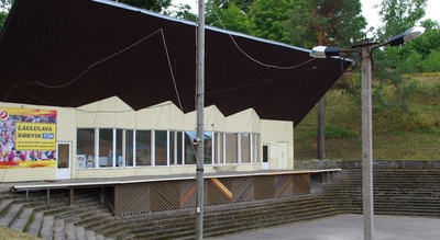 Naiskoorid esinemas laulupäeval rephoto
