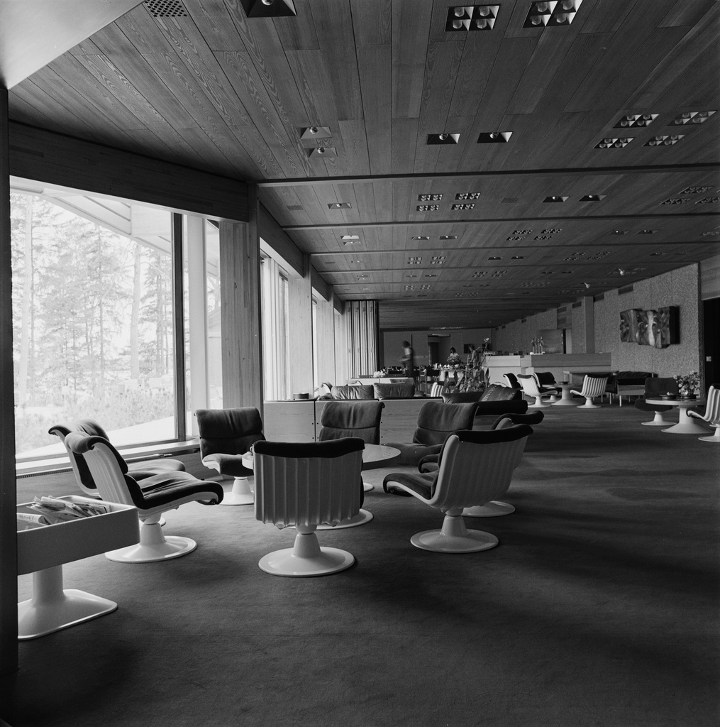 Hanasaari - ruotsalais-suomalinen kulttuurikeskus, Espoo, Hanasaarenranta 5. Yläaula, Yrjö Kukkapuron suunnittelemat tuolit ja pöytä