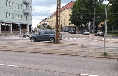 Liikennettä Hämeentien ja Sturenkadun risteyksessä. Oikealla Paavalin puisto. rephoto