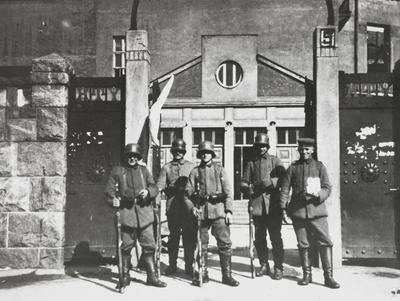 saksalaisia sotilaita vartiossa Siltasaarella työväentalon edessä heti antautumisen jälkeen  duplicate photo