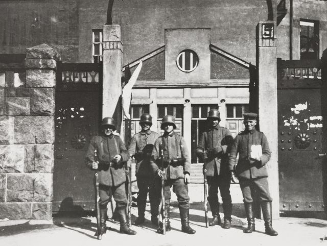 saksalaisia sotilaita vartiossa Siltasaarella työväentalon edessä heti antautumisen jälkeen