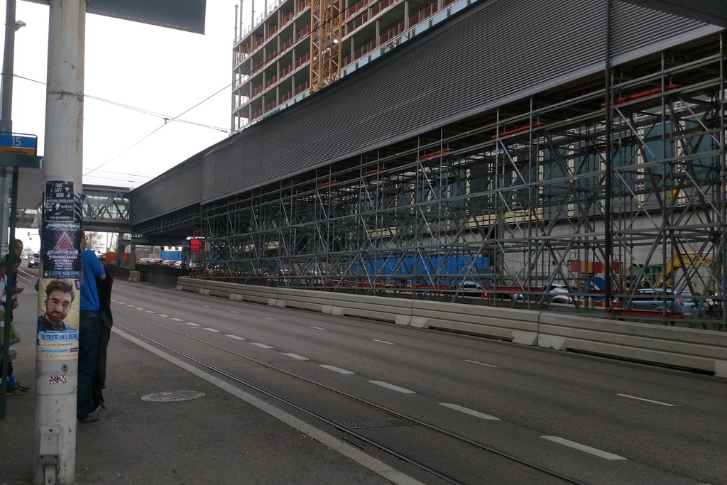 Pasilan asema, Ratapihantie 6. Taustalla Länsi-Pasilan rakennus. rephoto