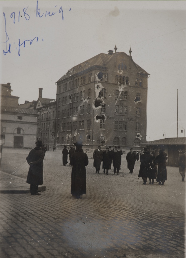 Helsingin valtaus 1918. Borgströmin tupakkatehdas, joka vaurioitui saksalaisen laivasto-osaston tykistötulessa.