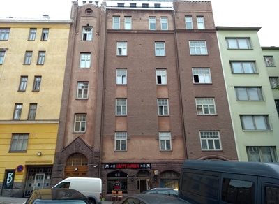 Pengerkatu 32 (= Kinaporinkatu 4), rakentamaton tontti oikealla Pengerkatu 30 (=Kinaporinkatu 2) rephoto