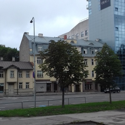 Baaridega korterelamu Tallinnas Liivalaia 19, vaade hoonele. Arhitekt Karl Tarvas rephoto