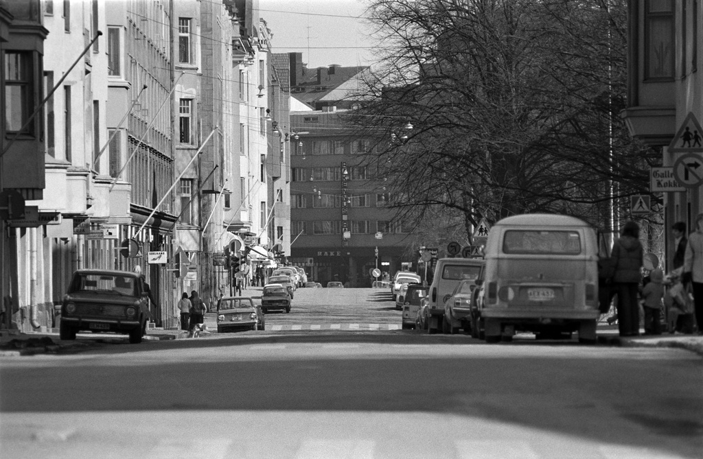 Vasemmalla Lapinlahdenkatu 7, 9, 11, 13, 15, 17. Kadun päässä Eerikinkatu 22 ja Rakennus-Raken liike.