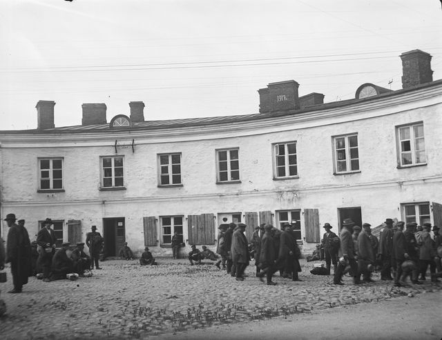 Red prisoners in the prison camp of Suusisaare, district IV Finlandlinna, near the house of the local mayor