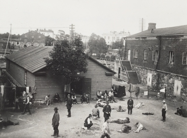 Red prisoners at the Susaaren prison camp in Suomenlinna IV district, Adlerfeldt traverse garden