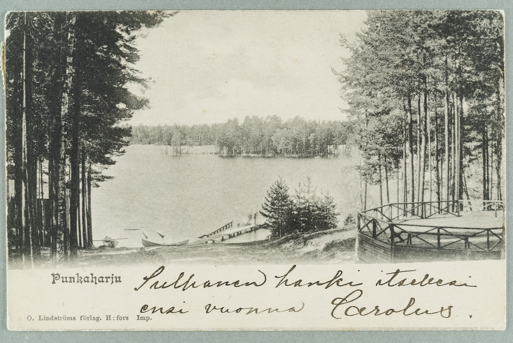 View on the beach of the Punkaharjun Valtion Hotel. In 1899 the water was high. In the picture the boats as well as the dance and playground.