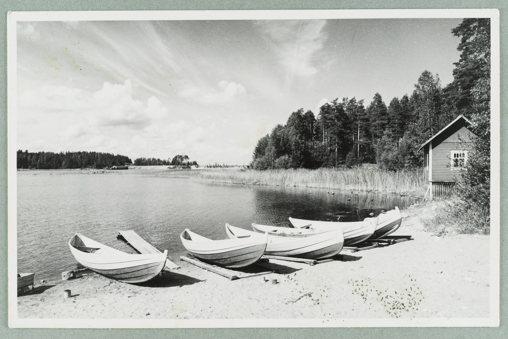 The beach of Valtion Hotel/Punkaharju Lomakyla: summer apartment of Lomakyla staff (ent. Swimming room, dance-silling Beach on the beach of the Tuuna island
