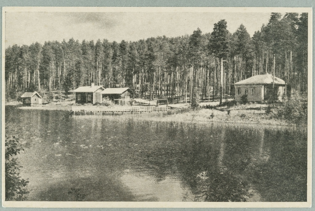 The beach of Valtion Hotel/Punkaharju Lomakyla: summer apartment of Lomakyla staff (ent. Swimming room, washing room, cabinet, sauna