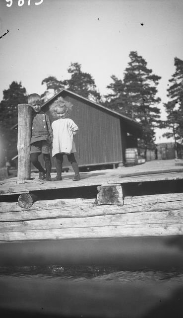 Fishermen's children on the board of Skåldö Castle