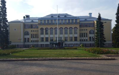 Designed by architect Usko Nyström, in 1912 graduated from Cygnaeus National School and from it, Emil Cedercreutz sculpted in 1920 in Porin Riihikedeo Voteer Pats rephoto