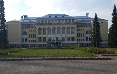Designed by architect Usko Nyström, in 1912 graduated from Cygnaeus National School and from it, Emil Cedercreutz sculpted in 1920 in Porin Riihikedeo Voteer Pats rephoto