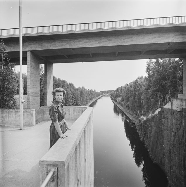 Woman at Mustolan lock, on Saimaa Canal