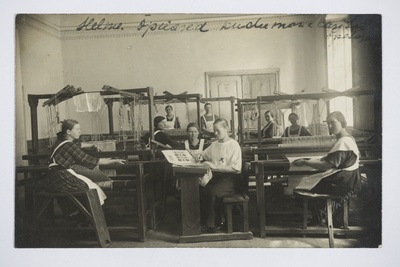 Helme naiskäsitöö ja majapidamiskooli õpilased kangakudumistunnis  duplicate photo