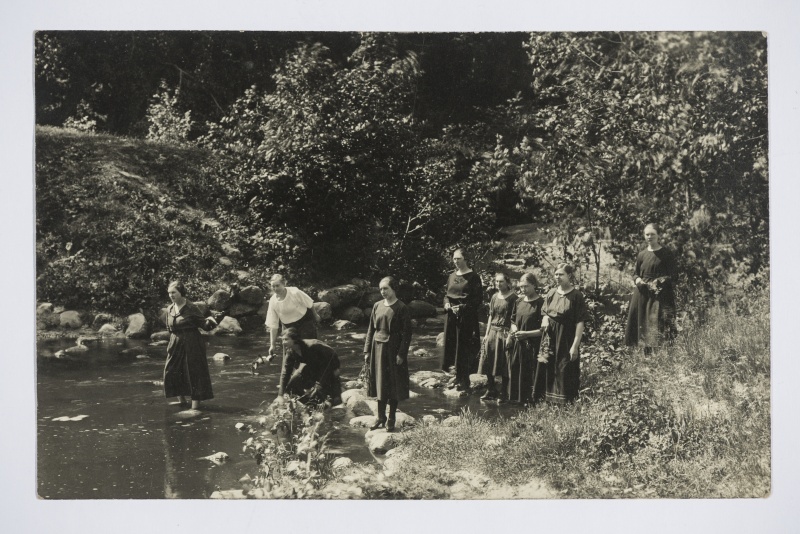 Helme naiskäsitöö ja majapidamiskooli õpilased looduses 1924